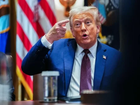 حرب تجارية جديدة.. ترمب يرفع الرسوم إلى 15% مؤقتاً لـ 150 يوماً – أخبار السعودية