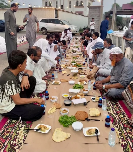 بأطباقهم وقلوبهم.. أهالي «الخُمس» يرسمون أجمل لوحات التآخي في رمضان – أخبار السعودية