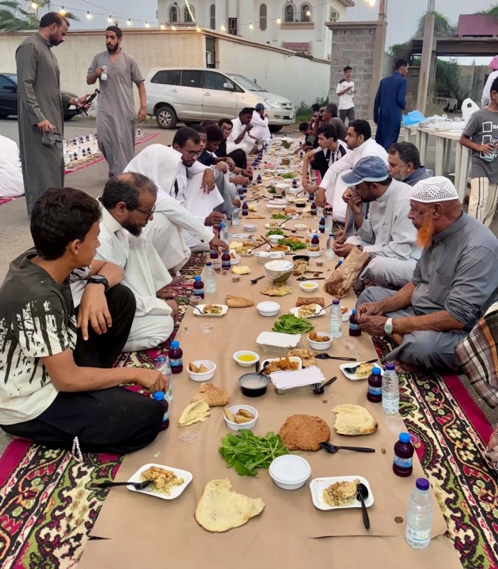 بأطباقهم وقلوبهم.. أهالي «الخُمس» يرسمون أجمل لوحات التآخي في رمضان – أخبار السعودية