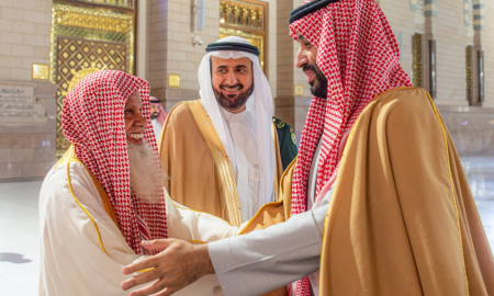 ولي العهد يزور المسجد النبوي ويصلي بالروضة الشريفة