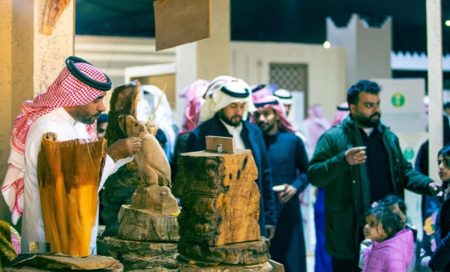 مجسمات إبداعية من جذوع النخيل في مهرجان الصقور بالحدود الشمالية