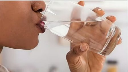 شرب الماء على الريق هل يخفف أحماض المعدة؟.. استشاري يوضح