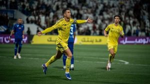 النصر يواصل مطاردة الهلال على صدارة الدوري بالفوز على الفتح