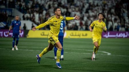 النصر يواصل مطاردة الهلال على صدارة الدوري بالفوز على الفتح