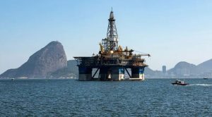 استقرار النفط مع تقييم مخاطر الإمدادات قبل محادثات بين الولايات المتحدة وإيران