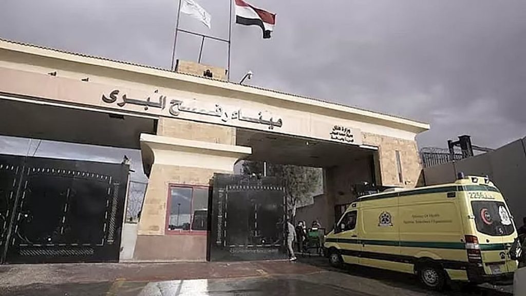 معبر رفح البري يستقبل دفعة جديدة من الجرحى والعائدين الفلسطينيين إلى غزة