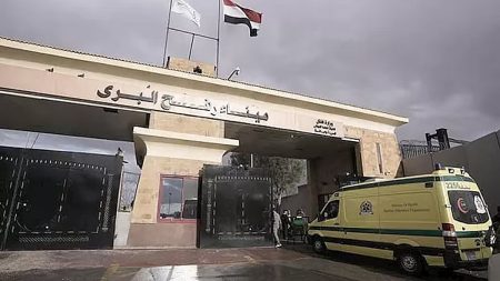 معبر رفح البري يستقبل دفعة جديدة من الجرحى والعائدين الفلسطينيين إلى غزة