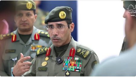 اللواء «المربع» يصدر قرارات بترقية 1842 فردًا من منسوبي ومنسوبات «الجوازات»