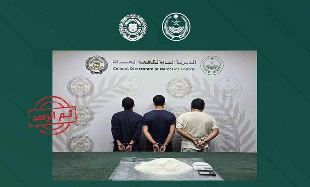 القبض على 3 مقيمين باكستانيين في جدة لترويجهم 6.7 كغم من مادة الميثامفيتامين المخدر "الشبو"