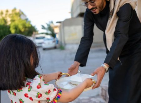 تبادل طعام الإفطار عادة رمضانية تعكس التكافل الاجتماعي في الحدود الشمالية