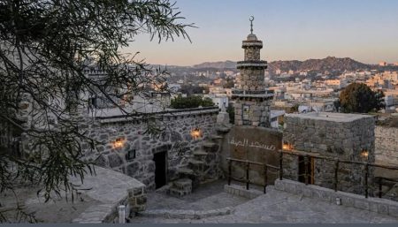 مشروع الأمير محمد بن سلمان لتطوير المساجد التاريخية يطور مسجد الصفا في جبال السراة