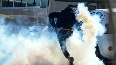 العراق: مقتل عناصر من الحشد الشعبي بضربة جوية.. ومواجهات قرب السفارة الأميركية