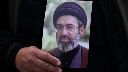 “مجتبى خامنئي حيّ”.. تساؤلات استخباراتية حول حالته الصحية وموقعه في قيادة إيران