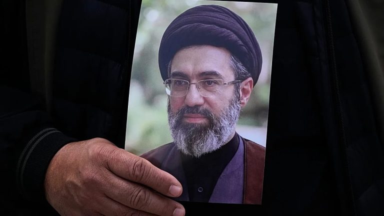 “مجتبى خامنئي حيّ”.. تساؤلات استخباراتية حول حالته الصحية وموقعه في قيادة إيران