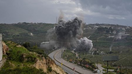 إسرائيل توسّع هجماتها في لبنان.. استهداف جسر “الدلافة” الحيوي جنوبًا وضرب شقة سكنية شرقي بيروت