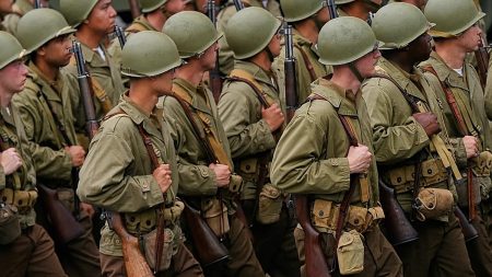 هل يمهد الحشد العسكري الأمريكي في الشرق الأوسط لتحرك بري ضد إيران؟