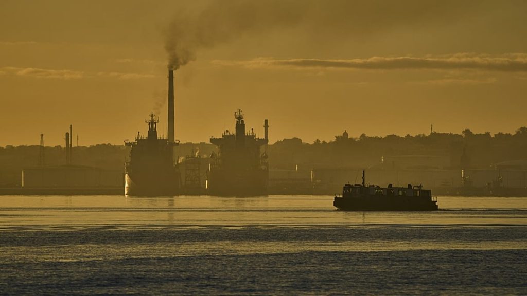 بـ”ضوء أخضر” من ترامب.. ناقلة نفط روسية تقترب من كوبا