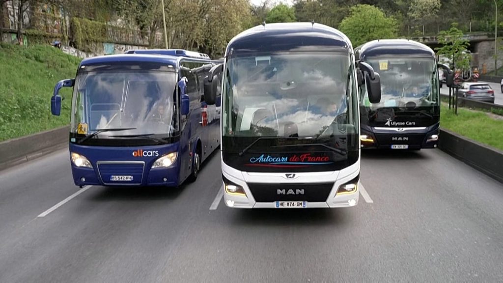 فيديو. تحرك احتجاجي لسائقي الشاحنات على الطريق الدائري في باريس: مطالب بدعم أسعار الوقود