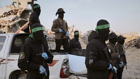 واشنطن تطرح على حماس مقترحًا مكتوبًا جديدًا: نزع السلاح مقابل إعادة إعمار غزة.. وعفو محتمل