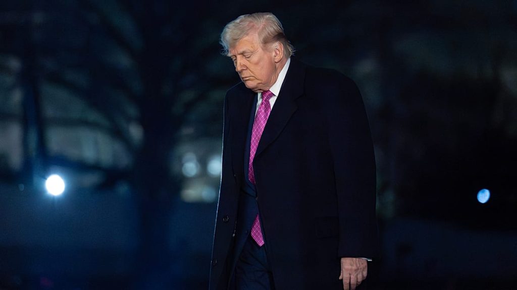 ترامب يهدد بمحو جزيرة خارك واستهداف منشآت الطاقة الإيرانية إذا لم يُفتح مضيق هرمز