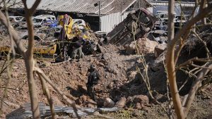 فيديو. إسرائيل تقيّم الأضرار بعد غارة صاروخية قرب القدس