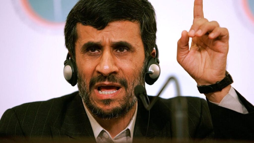 بعد أنباء عن استهدافه في طهران.. مكتب أحمدي نجاد ينفي خبر مقتله