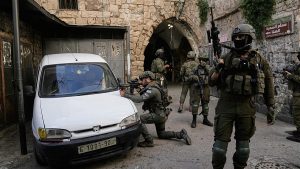 التصعيد مستمر في الضفة الغربية: الجيش الإسرائيلي يعتقل 40 فلسطينيًا خلال ساعات الفجر