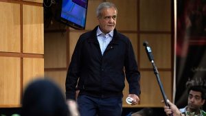 “تصدّع” داخل القيادة الإيرانية؟ تقرير يكشف “خلافًا” بين بزشكيان وقائد الحرس الثوري