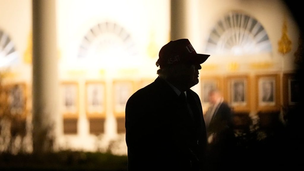 تصعيد دون بوصلة.. تقرير يكشف عن ضغوط داخلية على إدارة ترامب لتحديد هدف الحرب مع إيران