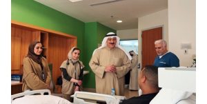 وزير الصحة يطمئن على حالة أحد منتسبي الجهات الأمنية المصاب أثناء تأدية واجبه في المطار