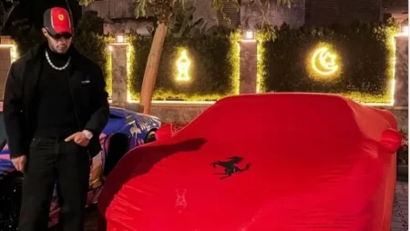 لغيابه عن المنافسة الدرامية.. محمد رمضان يصالح نفسه بـ«فيراري» – أخبار السعودية