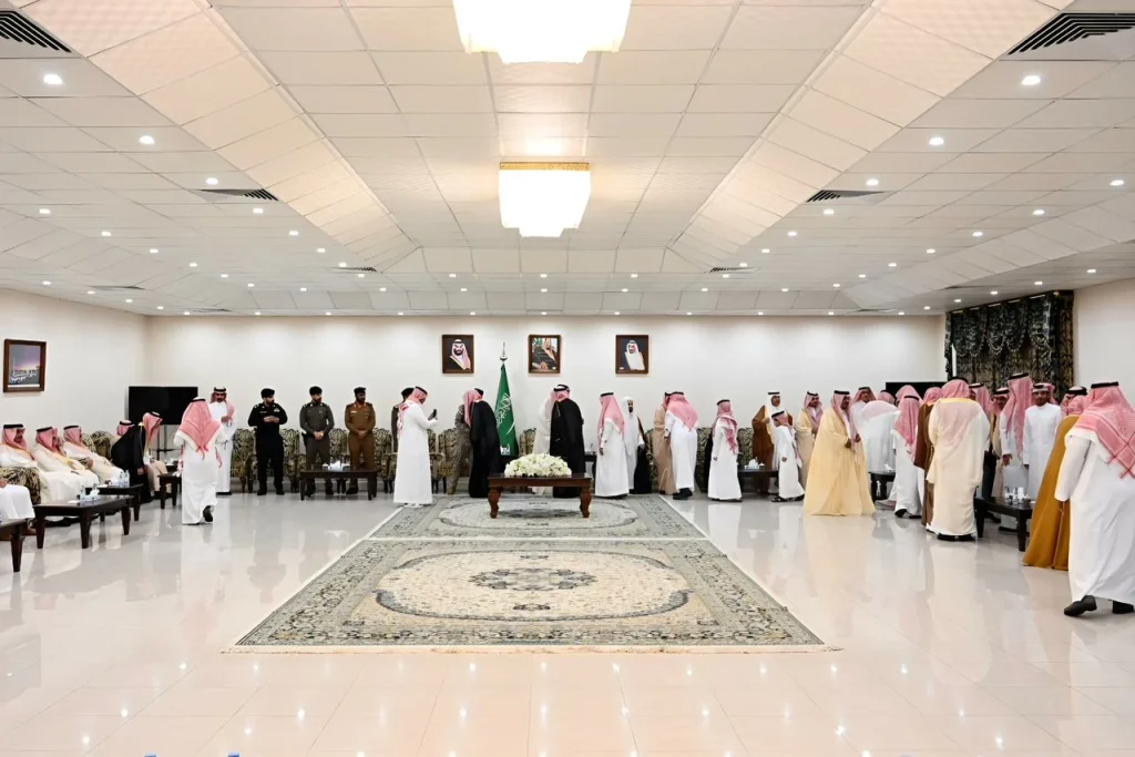 محافظ الجبيل يشارك الأهالي فرحة العيد ويطمئن على المرضى – أخبار السعودية