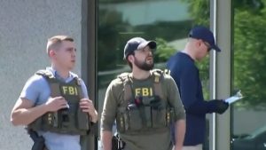 الجاني يرتدي قميصًا يحمل علم إيران.. مكتب «أف بي آي» يشير لدافع إرهابي في حادث تكساس