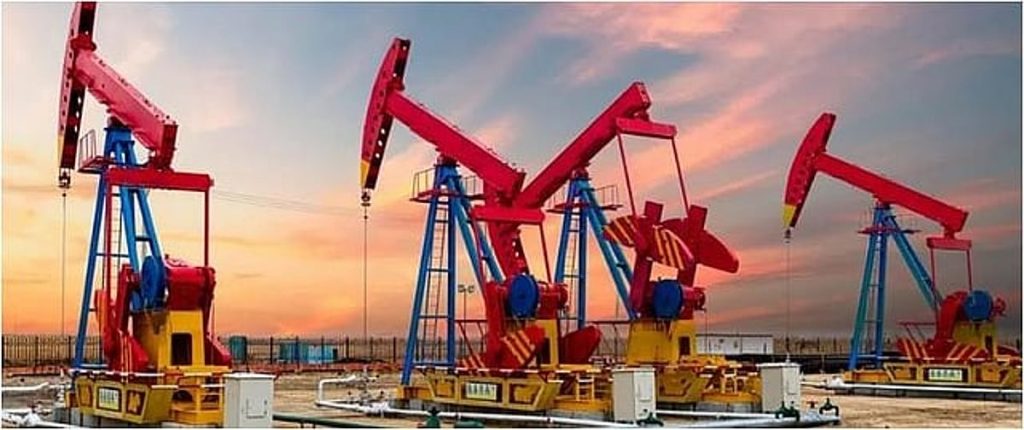 تراجع العقود الآجلة للأسهم وارتفاع حاد في أسعار النفط والذهب