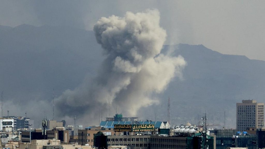 القناة 12 الإسرائيلية تكشف سبب تكثيف الضربات على إيران