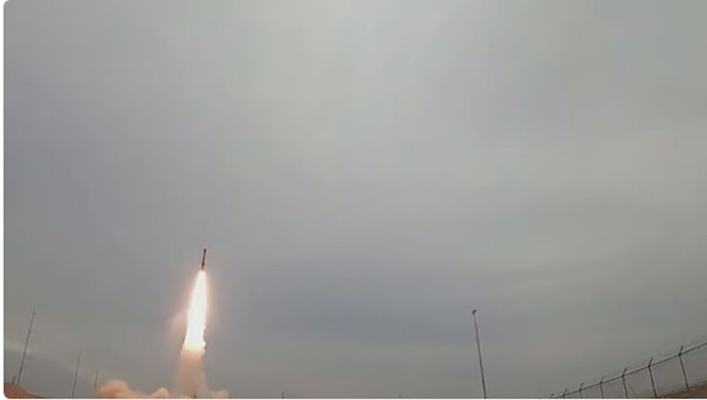 مكتب أبوظبي الإعلامي: مقتل شخصين جراء سقوط شظايا صاروخ