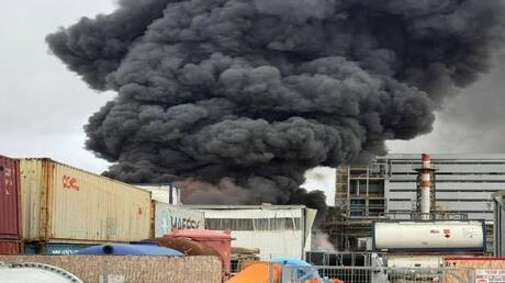 تسرب مواد خطرة جنوب إسرائيل بعد قصف صاروخي إيراني على مصنع في النقب