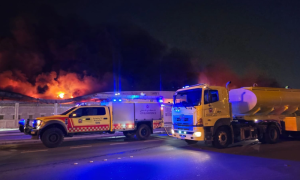 حريق سفينة في البحرين بمدينة سلمان الصناعية بسبب شظايا صاروخ