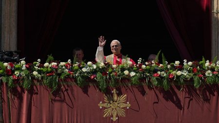 البابا ليو الرابع عشر يدعو إلى السلام في أول رسالة عيد الفصح: ليضع حاملو السلاح أسلحتهم جانبًا