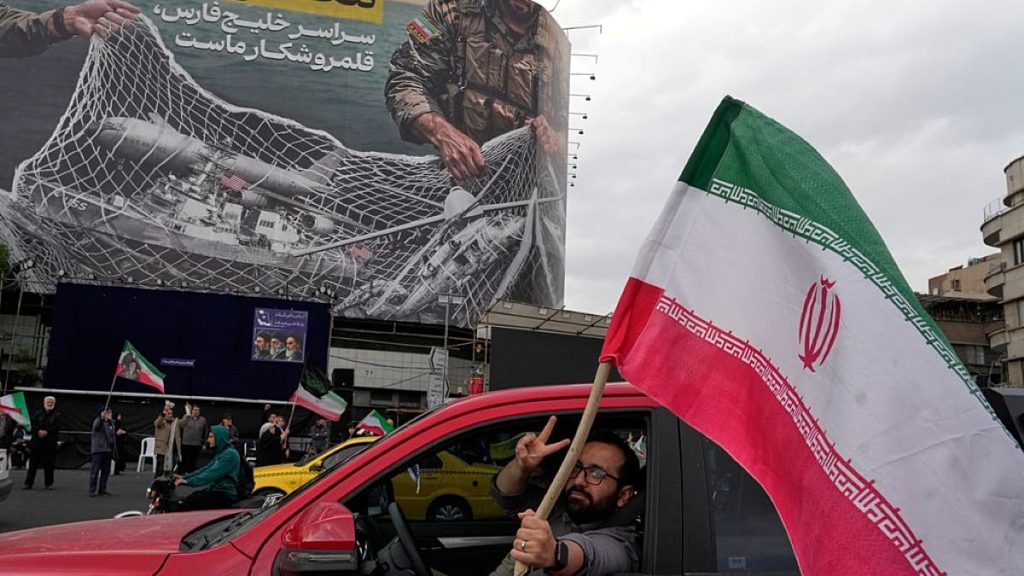 “قد ترقى إلى جرائم حرب”.. هيومن رايتس ووتش تحذّر من تداعيات استهداف مستودعات النفط قرب طهران