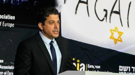 “إنه مجرّد نكرة “.. وزير إسرائيلي يشن هجوماً لاذعاً على رئيس وزراء إسبانيا