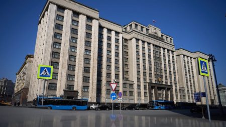 روسيا تدرس قانونًا يسمح باستخدام الجيش لحماية مواطنيها المعتقلين في الخارج