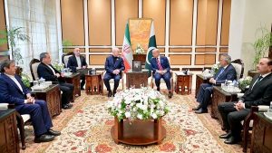 انطلاق المفاوضات بين واشنطن وطهران في إسلام آباد وترامب يهدد: “سفننا مزودة بأحدث الذخائر”