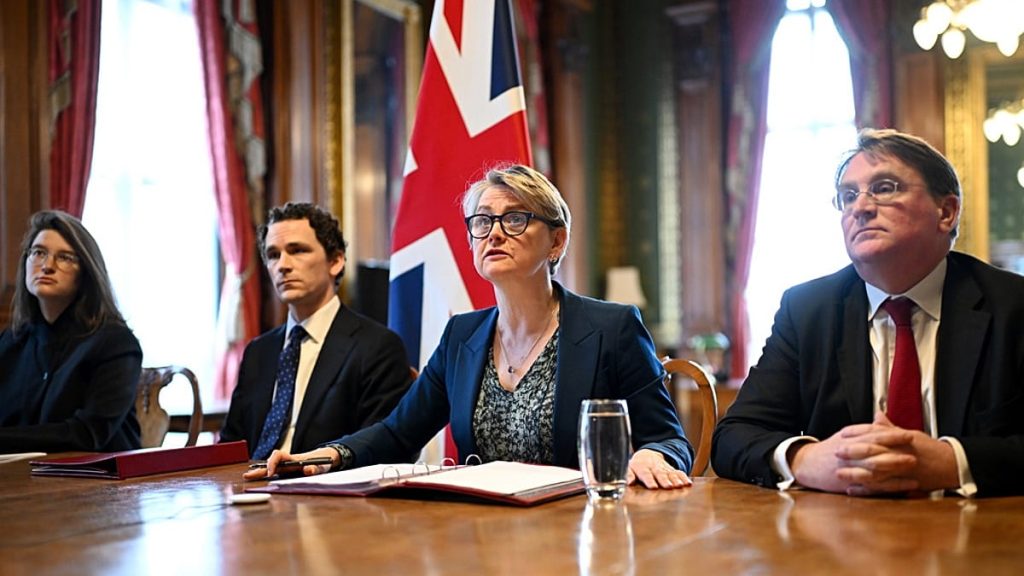 بحضور أكثر من 40 دولة.. بريطانيا تبحث مع حلفاء دوليين سبل إعادة فتح مضيق هرمز