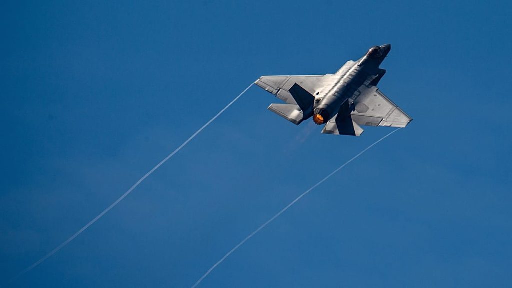 إيران تتحدث عن إسقاط مقاتلة أمريكية شبحية.. وتحليلات ترجّح: قد تكون”F-15″ لا “F-35”