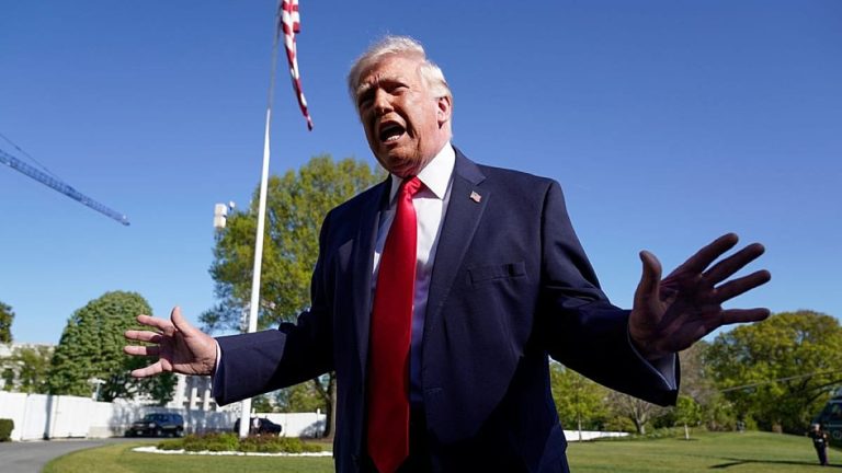 “إيران تتمسك بطموحاتها النووية”.. ترامب يُعلن فرض حصار بحري على مضيق هرمز والبدء بتدمير الألغام