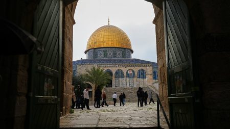 المصلون يعودون إلى المسجد الأقصى بعد إغلاق دام 40 يومًا بسبب الحرب على إيران