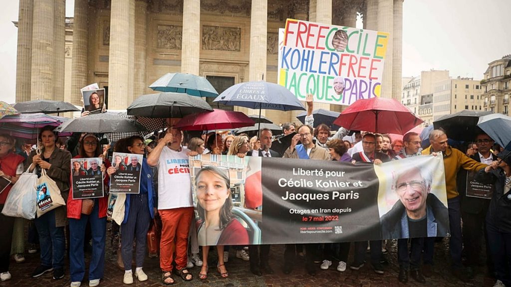 بعد احتجاز دام أكثر من ثلاث سنوات.. إيران تطلق سراح الفرنسيين سيسيل كولر وجاك باريس