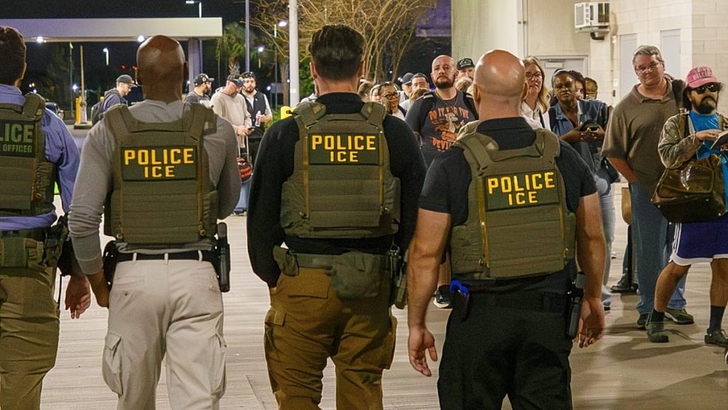 فرنسية تتوجه إلى أمريكا لتتزوج حبيبها بعد 70 عاماً.. فانتهى بها الأمر في مركز احتجاز للهجرة