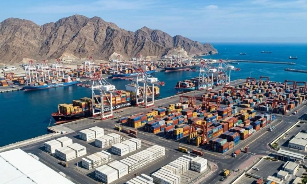 تفاصيل حريق ميناء خورفكان بالشارقة وإصابة 4 مقيمين